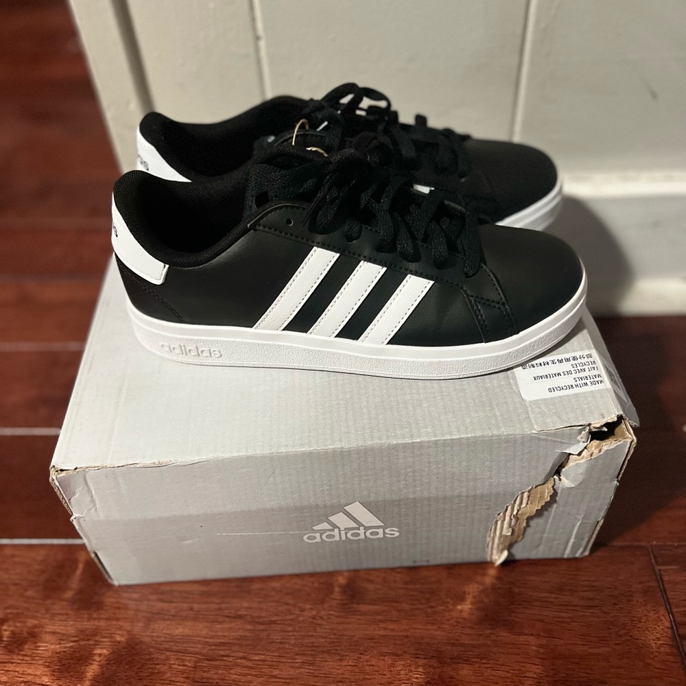 Adidas Mens 6 and women7 Grand court 2.0k Black and white Tennis tennis sneakers